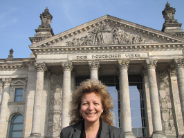 Beate Müller-Gemmeke vor dem Reichstag (2010)