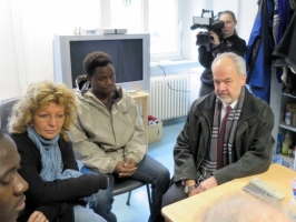 Besuch der Flüchtlinge in der Ringelbachstraße mit Landrat Reumann (2015)