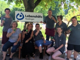 Sitzbank für das Kaffeehäusle der Lebenshilfe gespendet (2015)