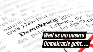 Ein weißer Hintergrund mit einer Nahaufnahme eines Wörterbuchs, bei dem das Wort „Demokratie“ hervorgehoben ist. Darunter steht in schwarzem Text: „Weil es um unsere Demokratie geht, …“.