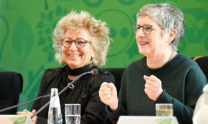 Nahaufnahme von Beate Müller-Gemmeke und Britta Haßelmann. Beide lachen, Haßelmann gestikuliert leidenschaftlich.