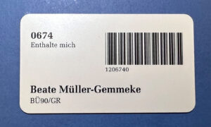 Eine weiße Karte auf blauem Hintergrund. Auf der Karte steht "Beate Müller-Gemmeke", "0674 Enthalte mich" , "BÜ90/GR" und ein Strichcode.