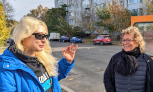 Zarina Zabrisky, eine US-amerikanische Journalistin, spricht mit Beate Müller-Gemmeke auf einer Straße in Odessa. Beide lächeln und wirken in ein Gespräch vertieft.