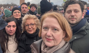 Gruppenfoto mit mehreren Menschen auf der Demo, darunter Beate Müller-Gemmeke. Die Gesichter sind entschlossen, im Hintergrund sind Plakate und Fahnen zu sehen.