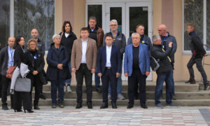 Eine größere Gruppe von Menschen, darunter Beate Müller-Gemmeke und weitere Delegationsteilnehmer:innen, steht vor einem Gebäude für ein Gruppenfoto.